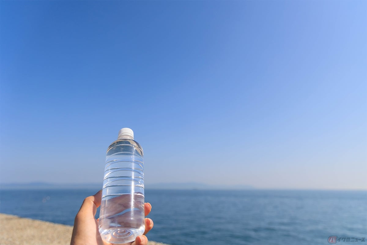 真夏のツーリングでは日焼け対策だけでなくこまめな水分補給も重要