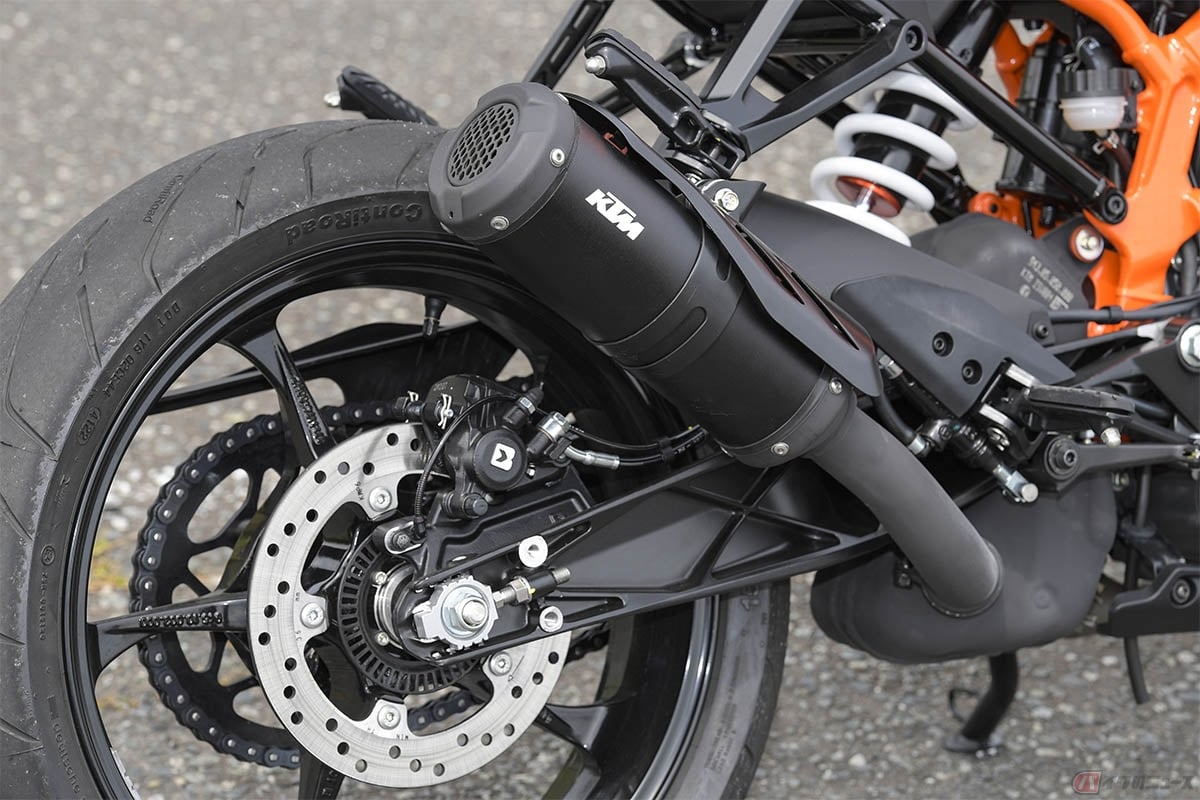 現在のバイクには排ガス規制に対応するために触媒が採用されている
