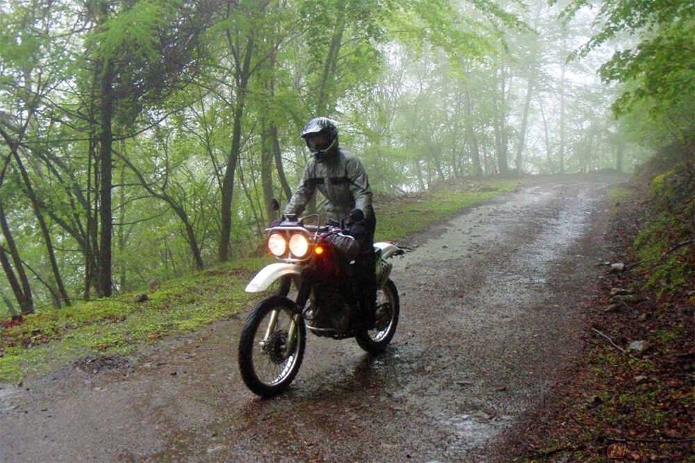 雨の日にバイクに乗る際はレインウェアを着用する