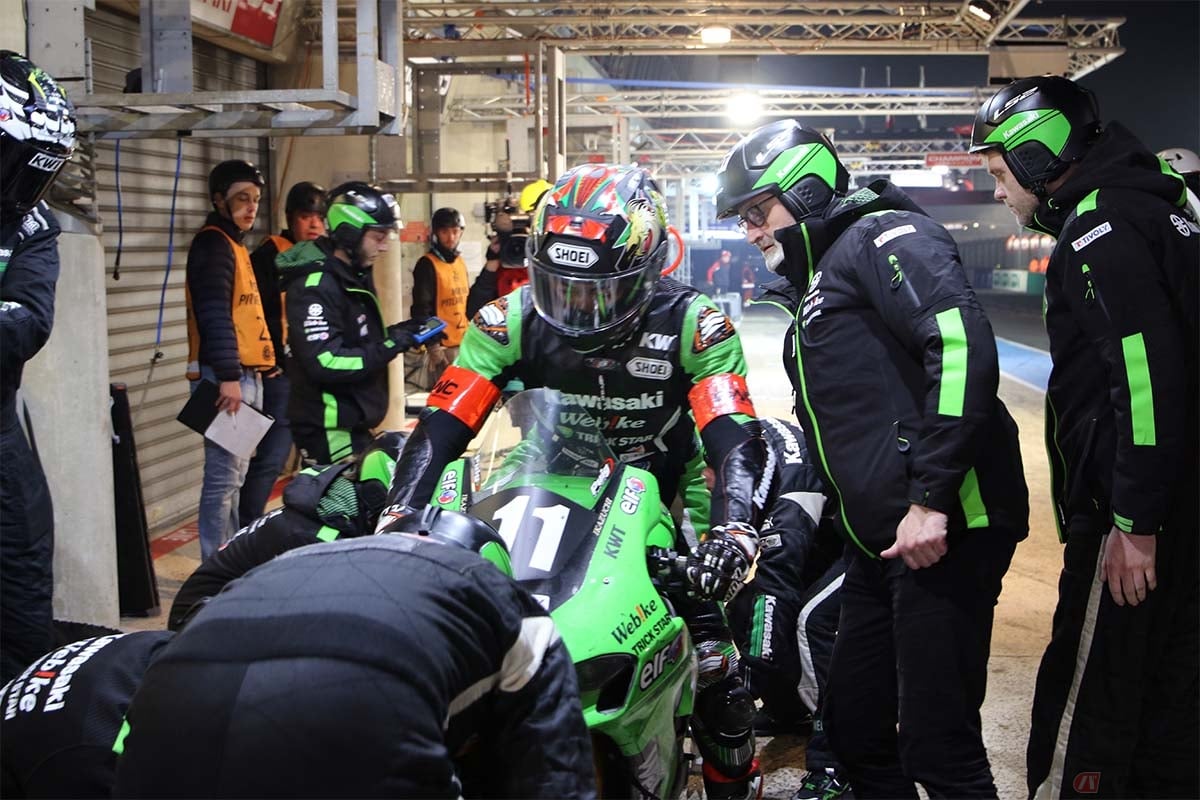 決勝レース中の夜間のピット作業の様子