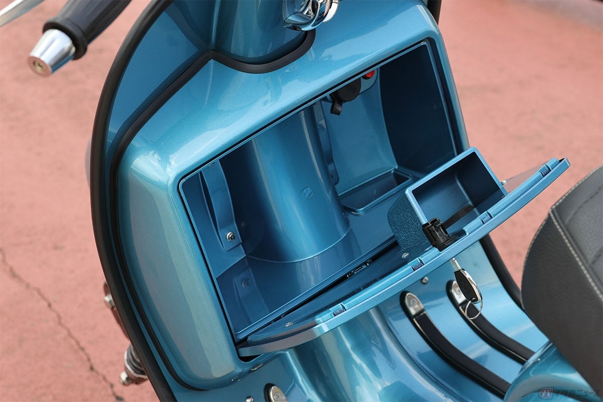 ツールボックスみたいで可愛いロイヤル・アロイ「GP125」の収納スペース