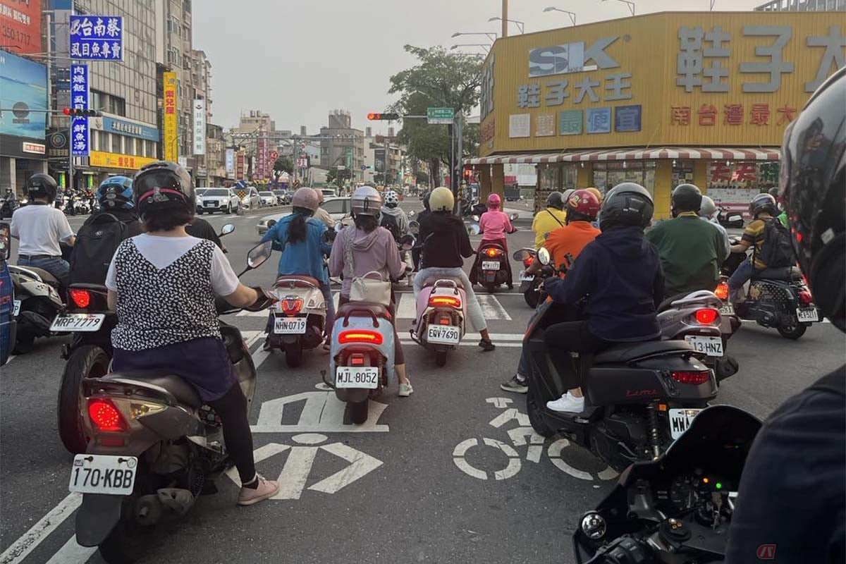 ルールがあるんだかないんだか、わからないような感じの無法地帯さ。一緒に走っていると一体感が生まれる。