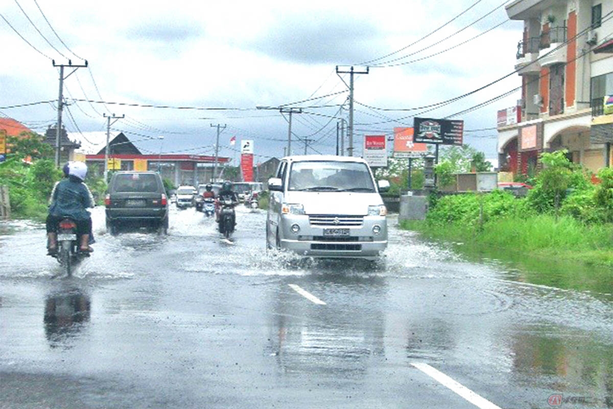 雨が止んだ直後は泥はねや水はねに注意して走行する
