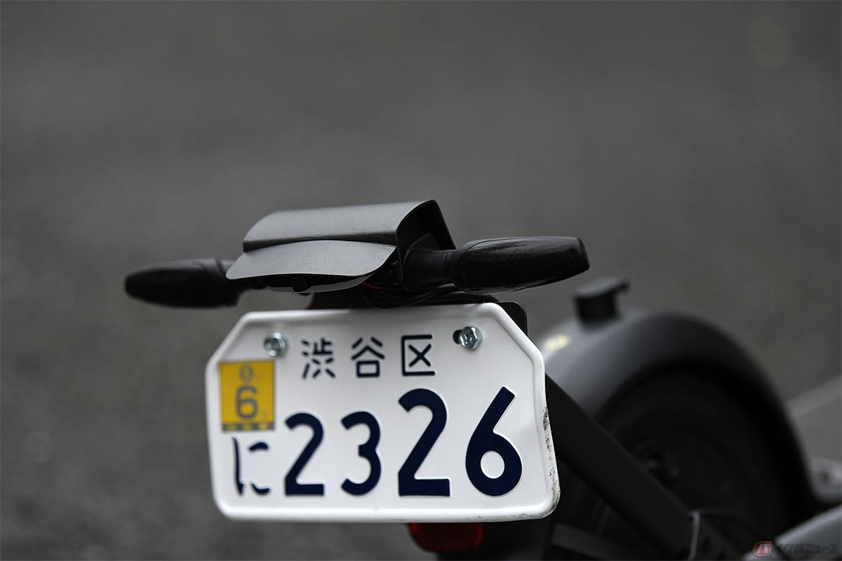 特定小型原付として電動キックボードで公道を走行するには自賠責保険への加入やナンバープレートの装着が必須。
