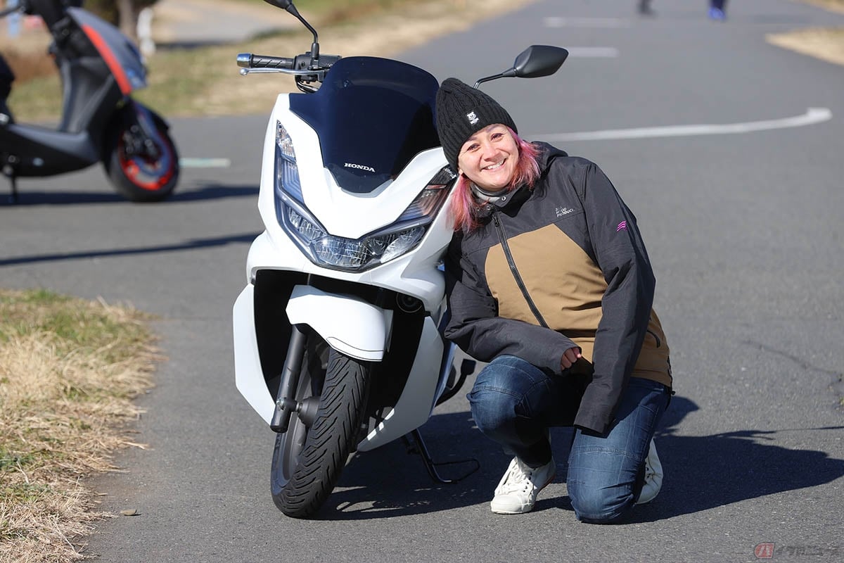 ホンダ「PCX」とクリスさん