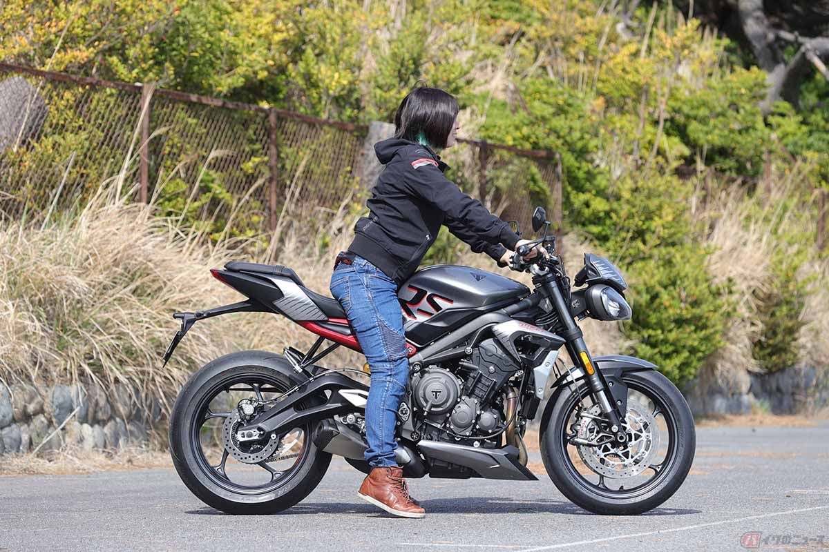 トライアンフ「ストリートトリプルRS」の足つき(身長165㎝)