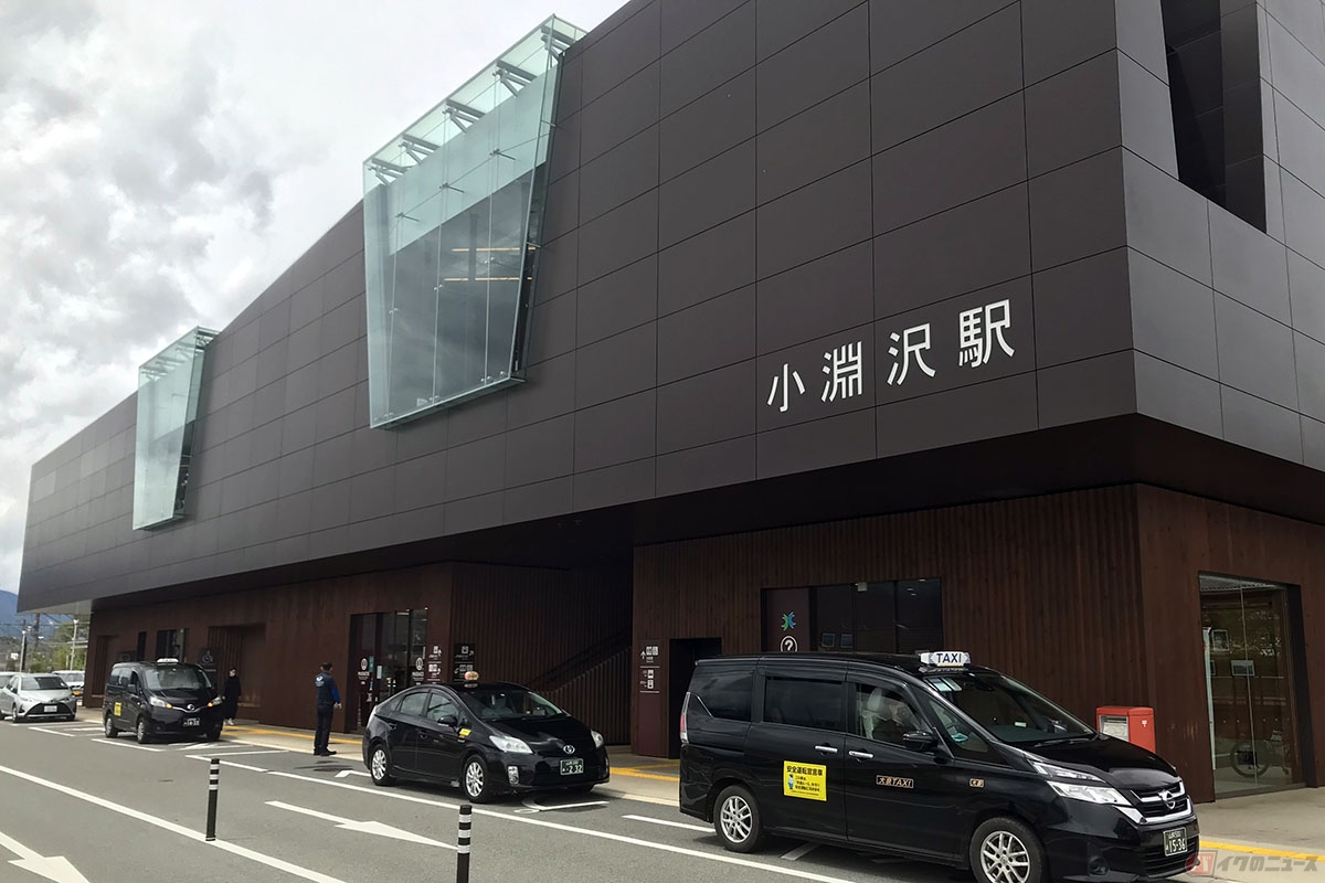 小淵沢駅前観光案内所はモダンなデザインの駅舎1階表側から入れます