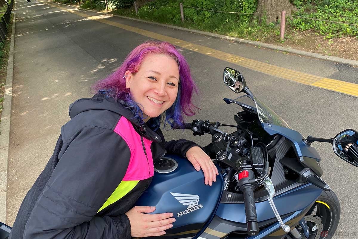 ホンダ「CBR400R」とクリスさん