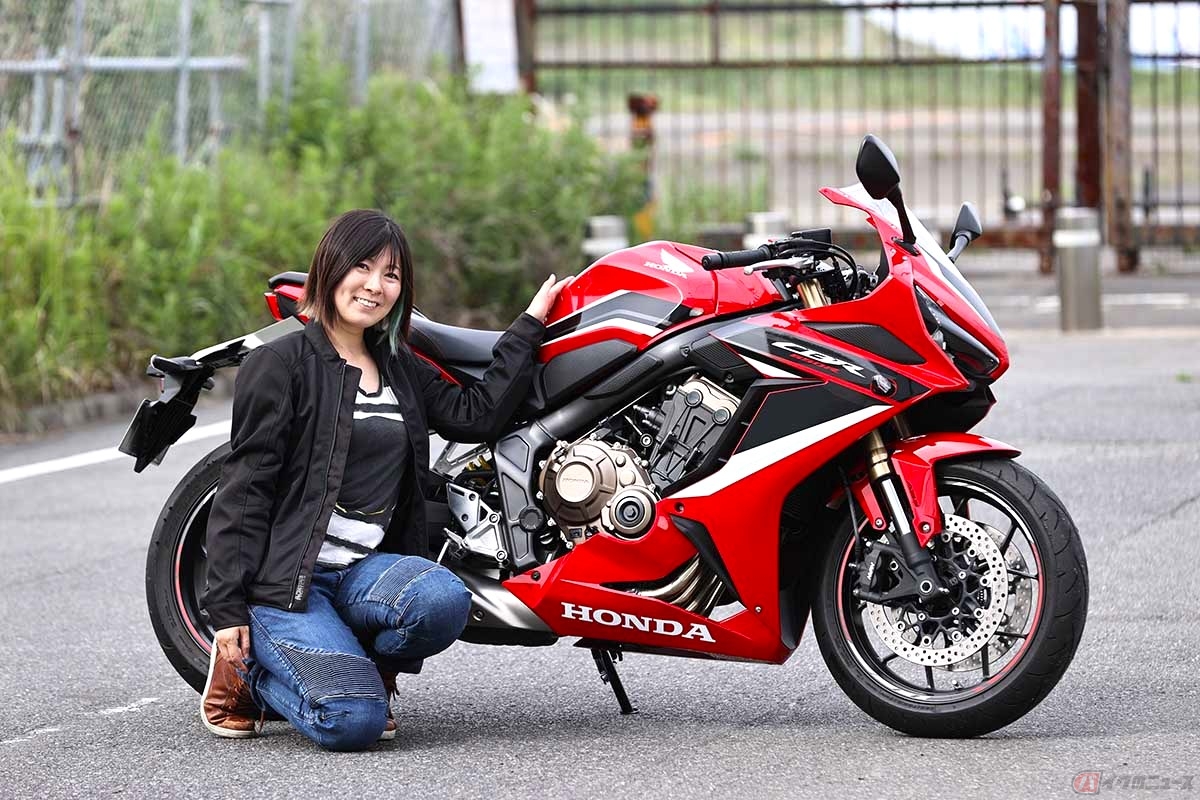 ホンダ「CBR650R」と筆者(先川知香)