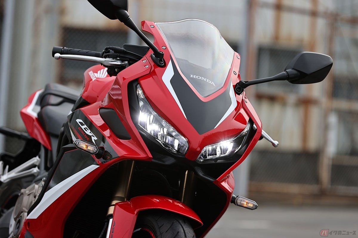 ヘッドライトを光らせるホンダ「CBR650R」