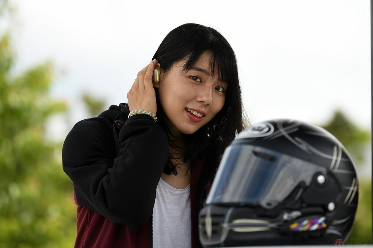 イヤホンを使用しながらバイクに乗る前の様子
