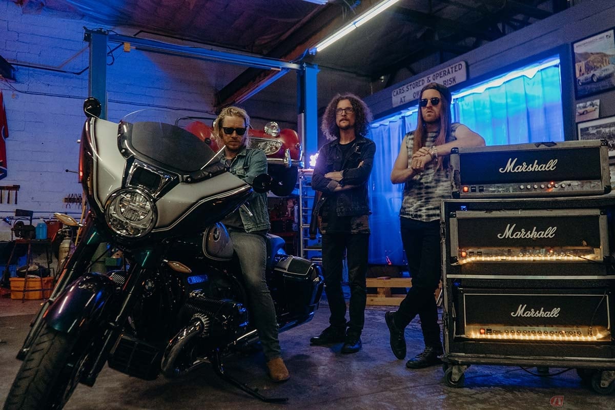 スピーカーで音楽を流しながらバイクを走らせても違反にはならない。