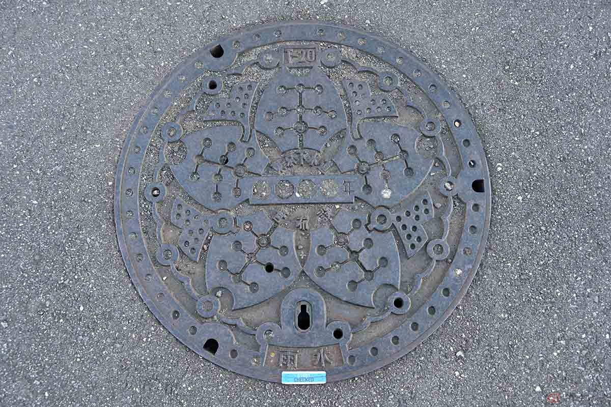 雨の日のマンホールは滑りやすいので要注意