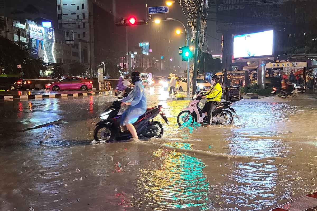 ゲリラ豪雨に遭遇したら、バイクを停めて近くの建物に避難する