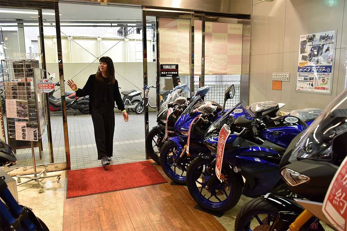 バイクを購入する先は大きく分けてディーラーとバイクショップがある