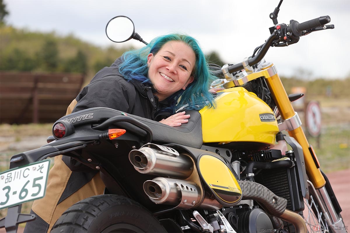 ファンティック「キャバレロ スクランブラー500」とクリステル・チアリさん