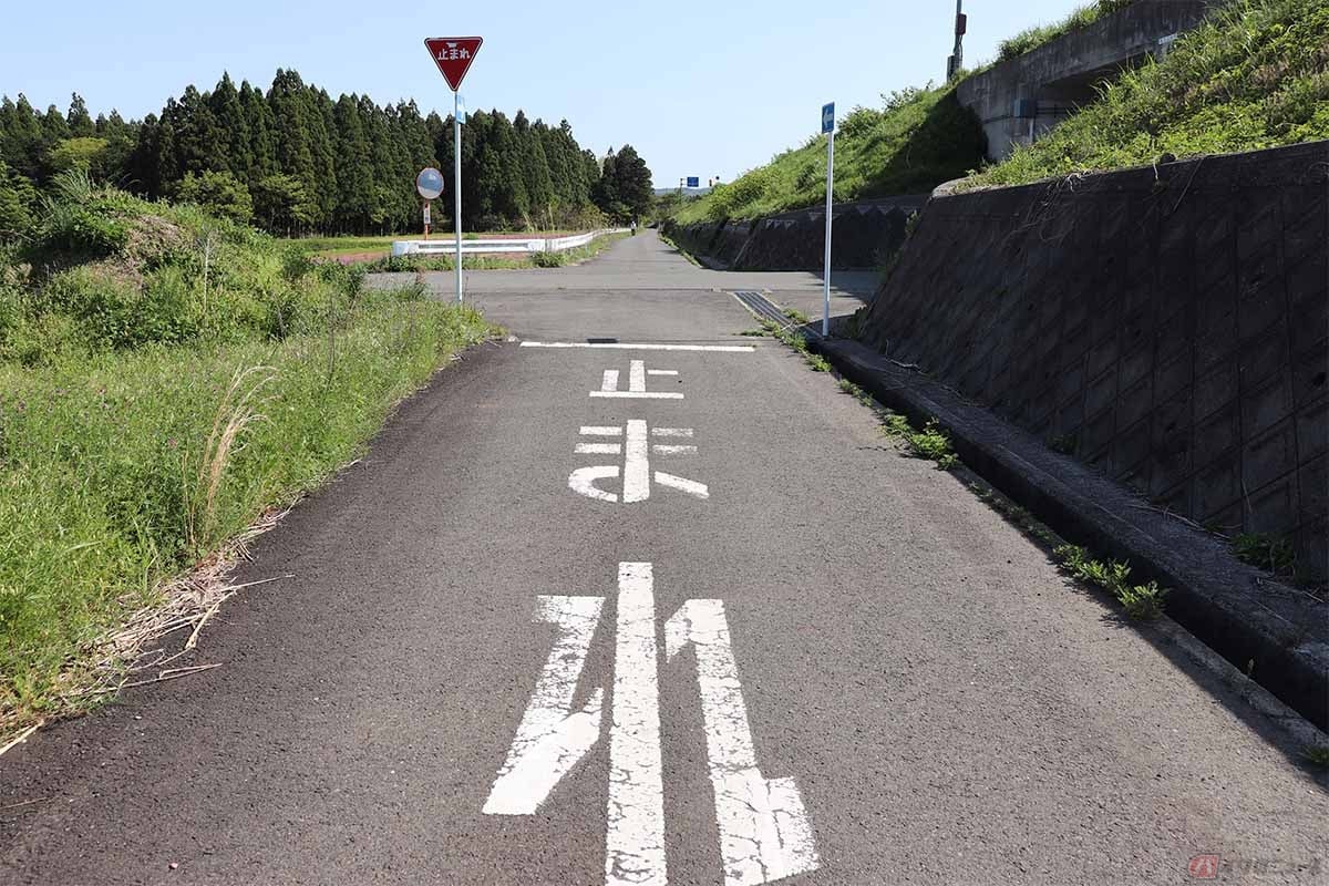 一旦停止は車両の一部であるタイヤの先端と停止線を合わせる