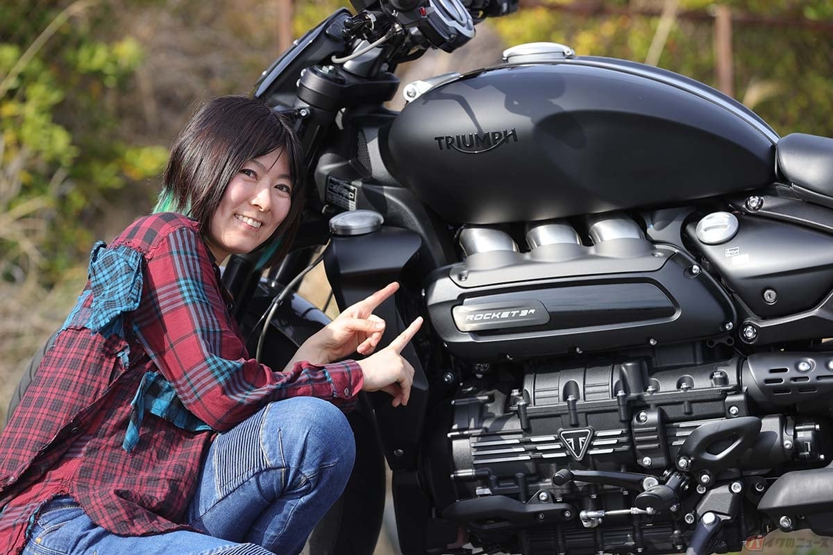 トライアンフ「ロケット3 R」と筆者(先川知香)