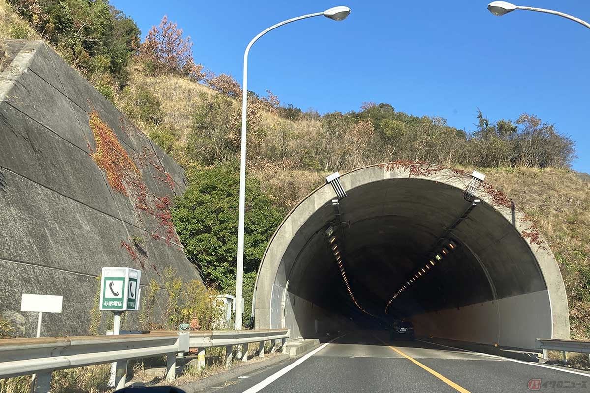 トンネルなどスマホの電波が通じない場所でバイクが故障したら、まずは安全な場所に停める