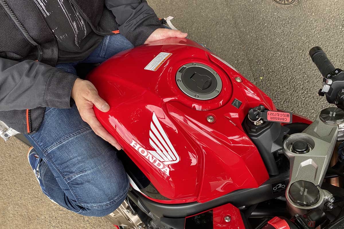 クリスさんお気に入りのホンダ「CBR650R」のタンク