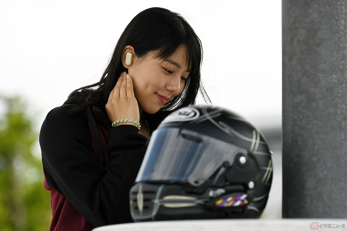 バイクに乗りながらイヤホンを使用する際は片耳がオススメ