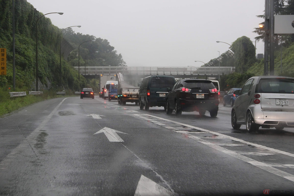 道路上の白線も雨の日は滑りやすくなる