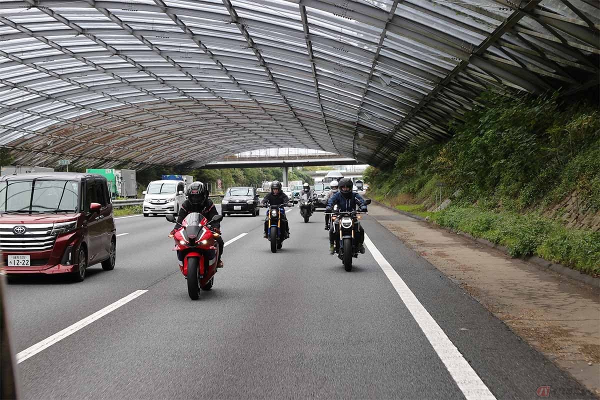 高速道路を利用して遠出したい人やツーリングを楽しみたい人の場合は軽二輪以上のバイクがおススメ