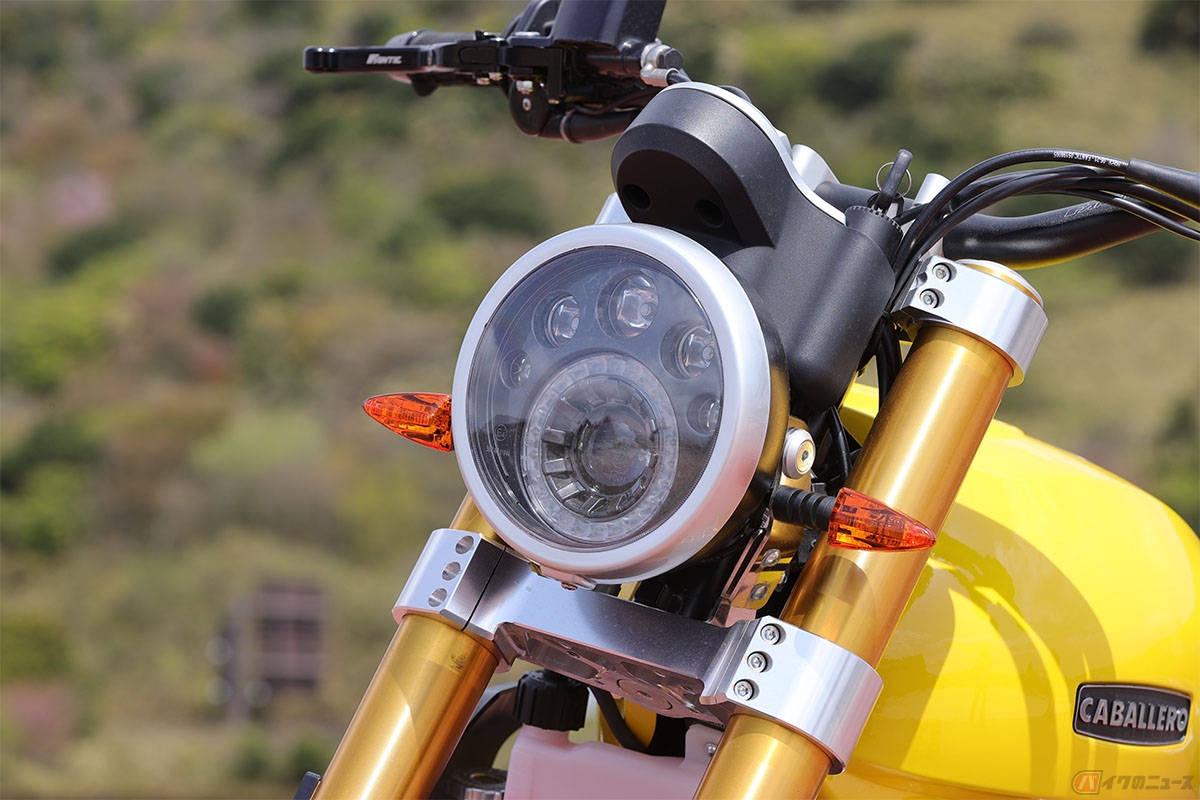 ファンティック「キャバレロ スクランブラー500」のヘッドランプ