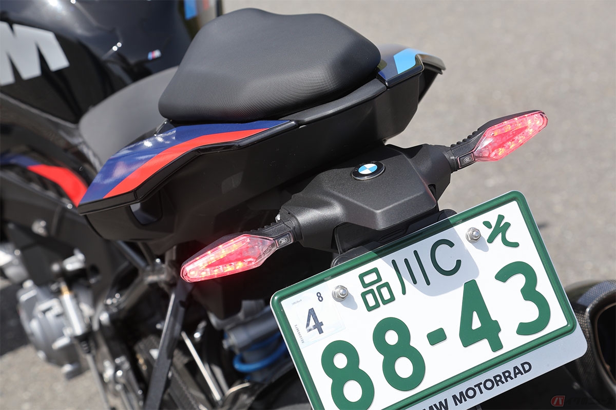 ブレーキランプとテールランプが兼用の場合、同時に点灯した時の光量はテールランプ単体で点灯した時の5倍明るくなくてはならない