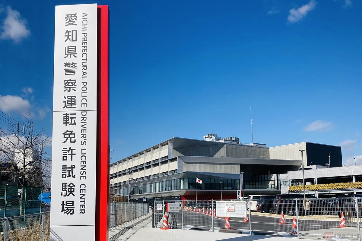 一発試験の学科と実技はどちらも運転免許試験場でおこなわれる