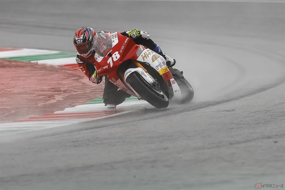 レース2は今季初のウェットレースで大混乱