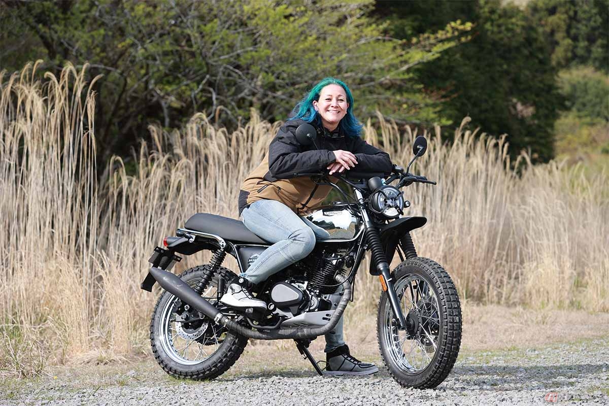 BRIXTON「FELSBERG125」にまたがるクリステル・チアリさん