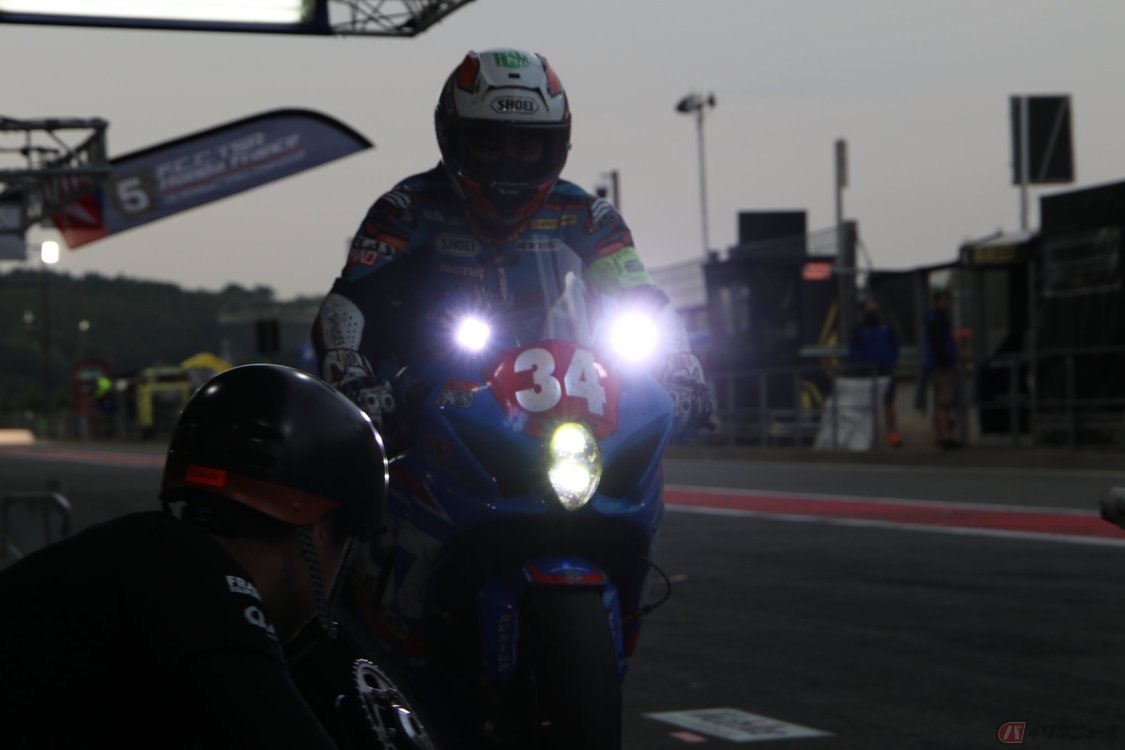 夜間走行後ピットインしてライダー交代する石塚健選手