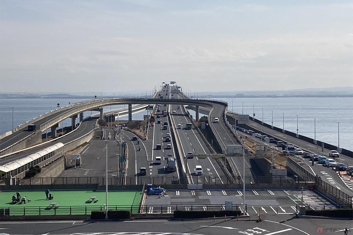 アクアラインにある海ほたるなど立体駐車場が採用されているSA/PAも存在する