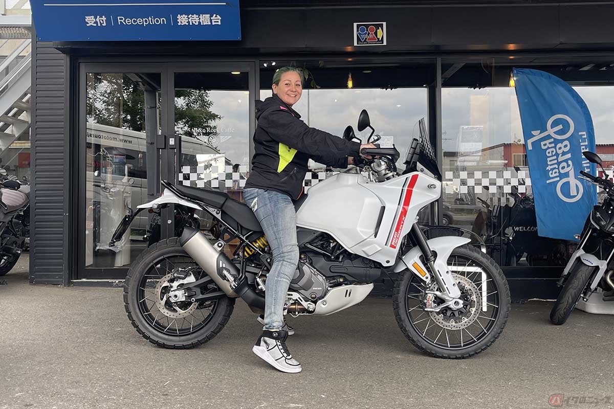 ドゥカティ「Desert X」の足着き(身長170㎝)