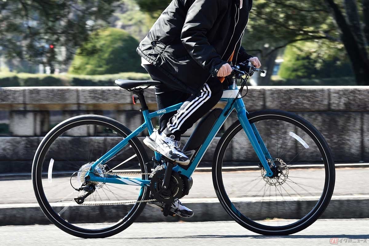 電動アシスト自転車は、アシストを信じて立ち漕ぎなどはせず、力まずに漕ぐことが性能を引き出すコツ(ヤマハ「YPJ-EC」)