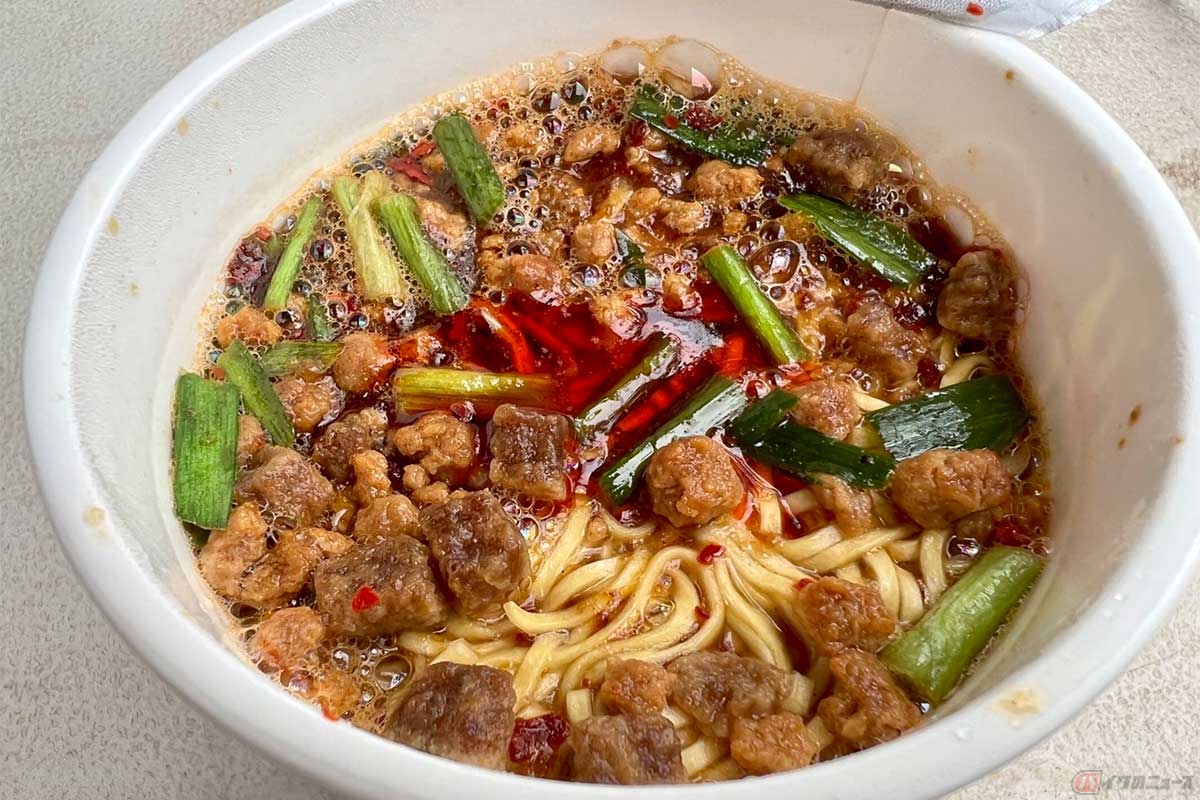 「味仙特製辛味油」を投入して完成。かき混ぜる前に見ると分かるように油の色は真っ赤。口の中で火を吹く辛さだったがスープの旨味とのバランスが良く完食