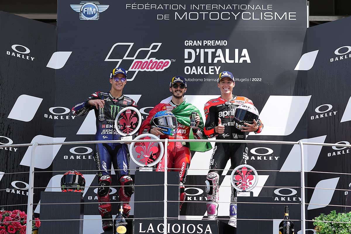 イタリアGPで優勝したのは、自身にとってもドゥカティにとってもホームグランプリだったフランセスコ・バニャイア選手（ドゥカティ／中央）。2位はファビオ・クアルタラロ選手（ヤマハ／左）、3位は4戦連続の表彰台のアレイシ・エスパルガロ選手（アプリリア／右）