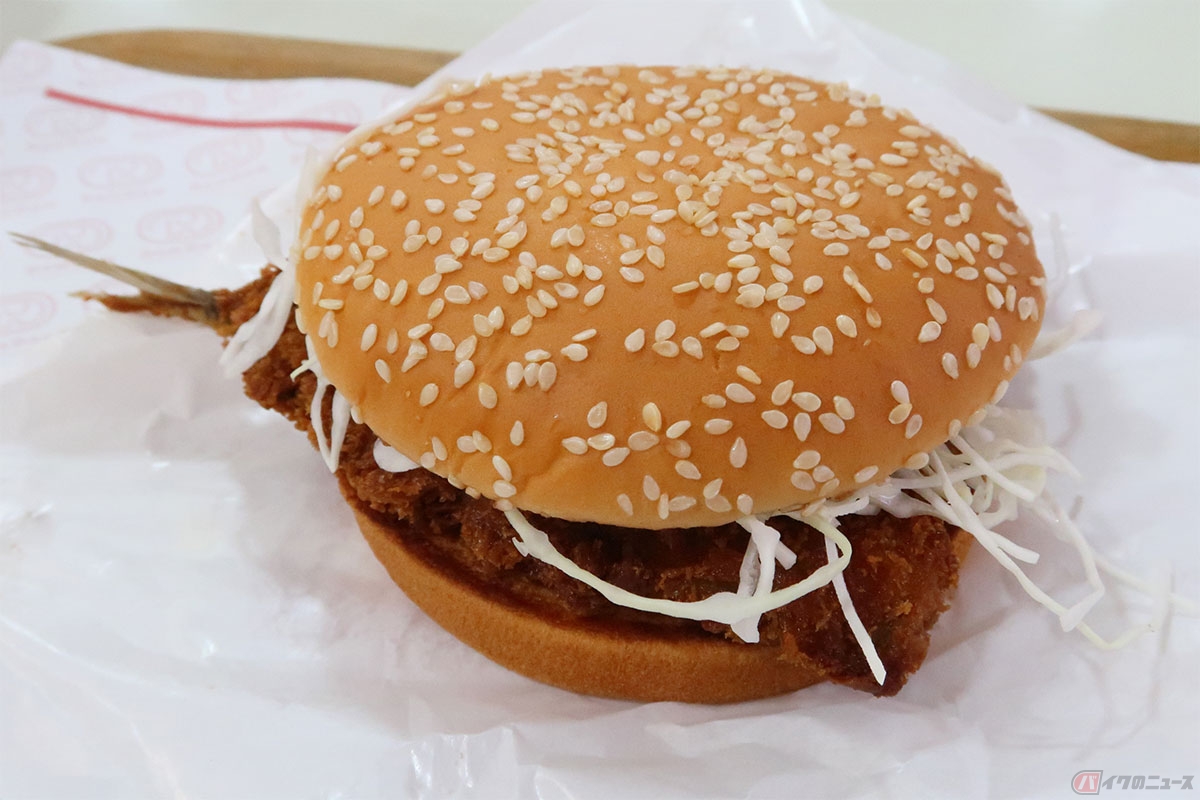 「はみでる！アジフライバーガー具沢山タルタル」は、本当にアジフライがはみ出したバーガーだった