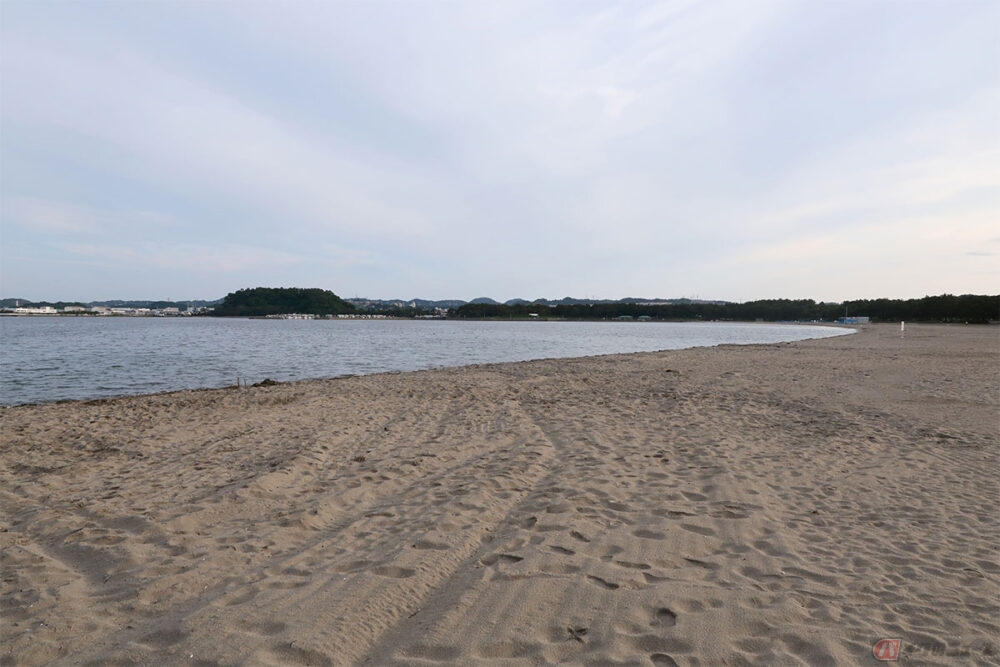 横浜市金沢区にある「海の公園」は、広い砂浜がある気持ちの良い公園。八景島と隣接している。駐車場、駐輪場も広くて使いやすい