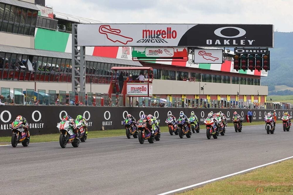 ムジェロ・サーキットの1km以上にわたるメインストレートでは前を走るライダーの後ろにつき、1コーナーまでに追いつく。そんな攻防が繰り広げられた