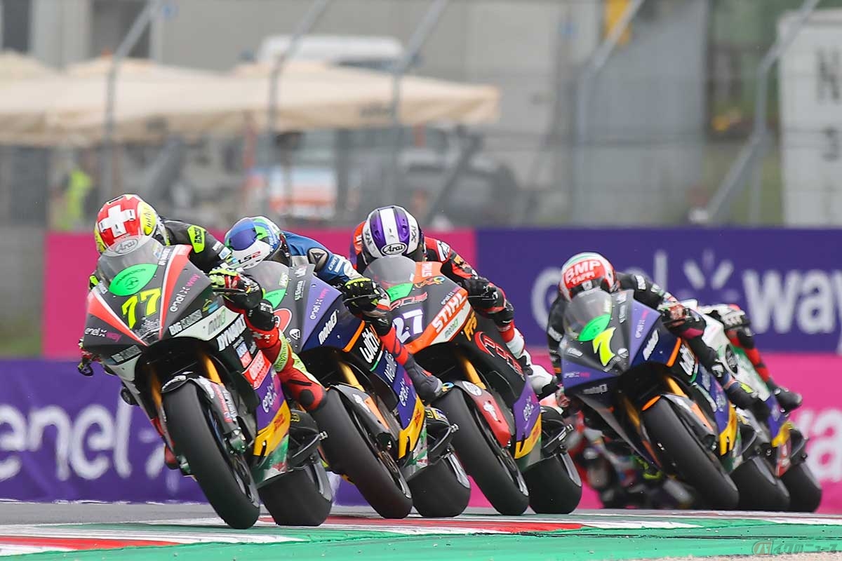 レース1ではドミニケ・エガーター選手(#77)がトップ争いを制して優勝。昨年よりも強さにさらなる安定感が加わった感がある