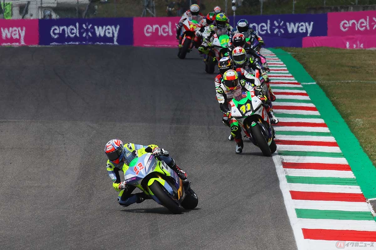 レース2ではMotoEの初代チャンピオン、マッテオ・フェラーリ選手(#11)が中盤以降、レースをけん引し、優勝した