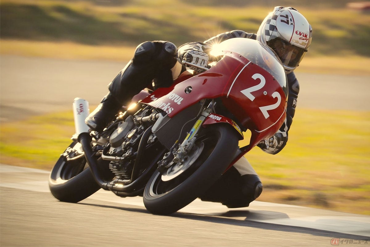 各部の様子を伺いながら、自らがレストアした「モリワキZERO」を走らせる佐藤さん。1976年にモリワキに入社した佐藤さんは、当初はライダーとしてさまざまなレースに参戦していた