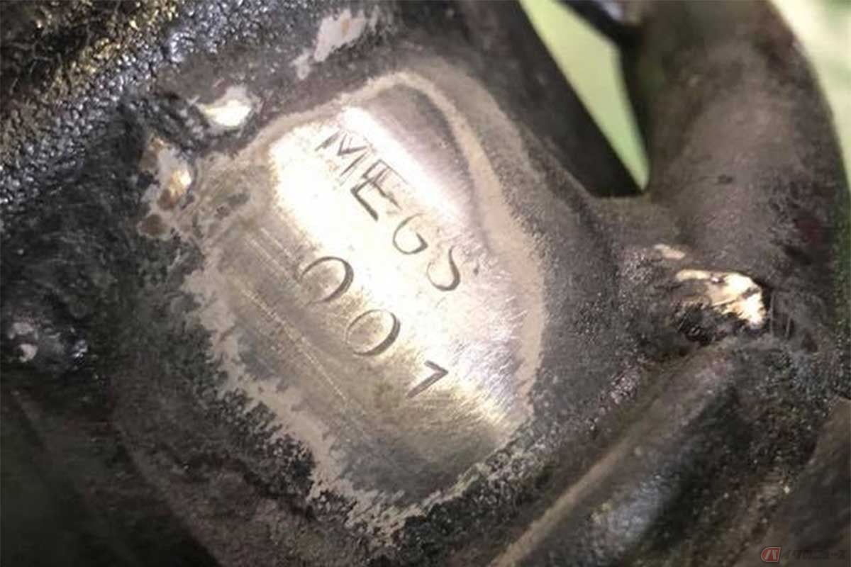 ヘッドパイプに刻印されたフレームナンバーは「ME GS 001」。GSX400E用のはずだが、「X」は省略している。