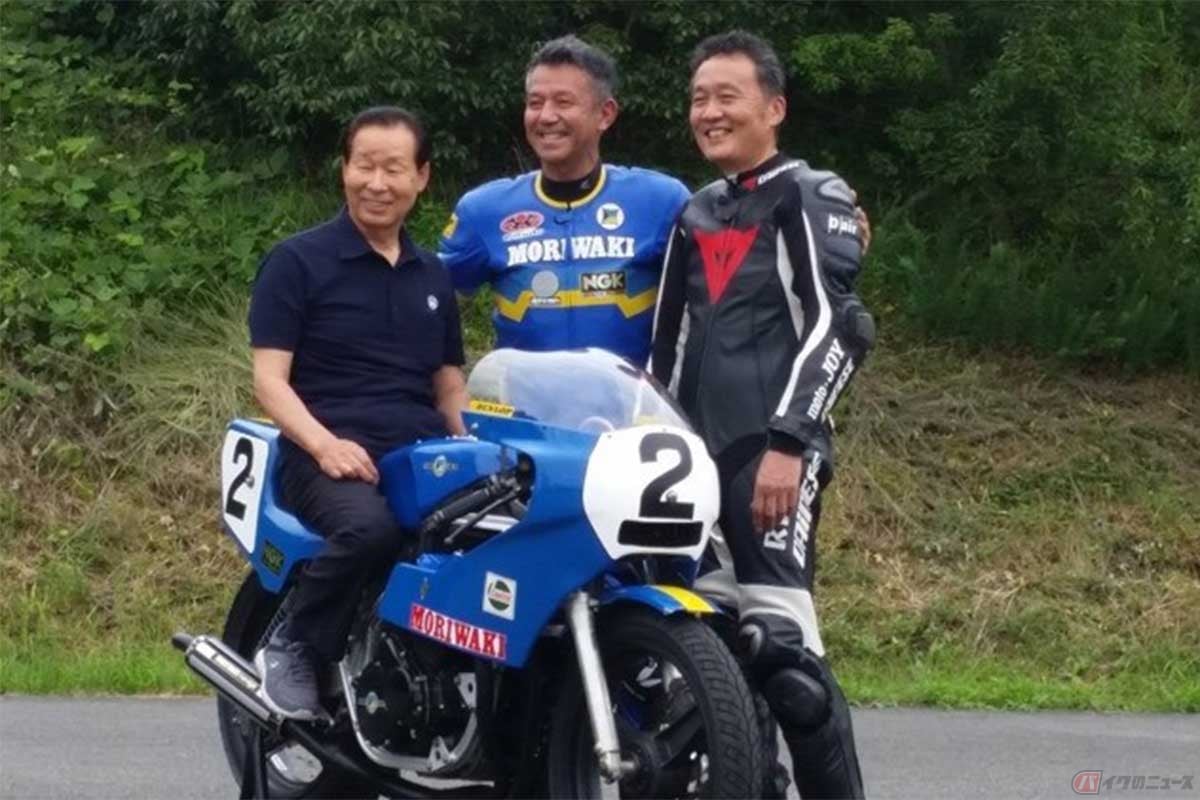 2019年9月に開催された「アストライド」には、モリワキの創始者である森脇護さん(左)と、モリワキとの契約を起点にしてトップライダーへの成長を遂げた宮城光さん(中央)がスペシャルゲストとして来場。右はOVERの佐藤さん