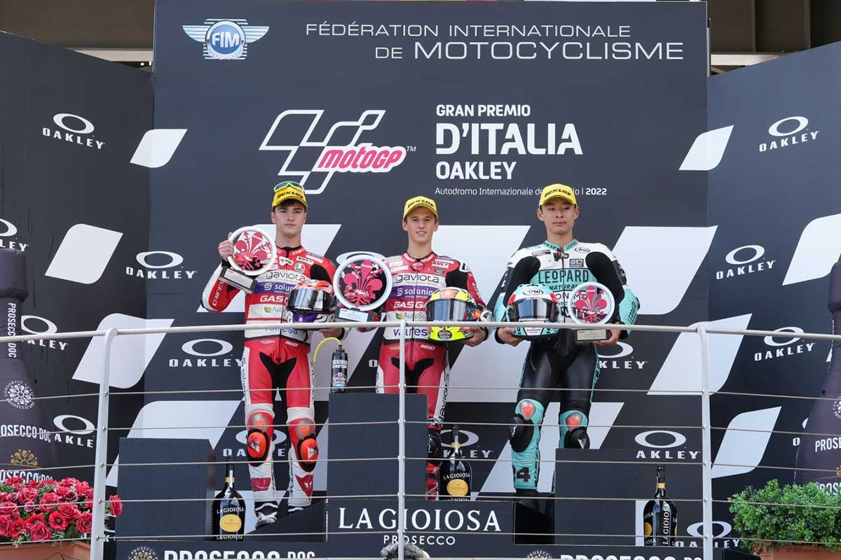 イタリアGPのMoto3クラスで優勝したセルジオ・ガルシア選手(ガスガス/中央)、2位のイザン・ゲバラ選手(ガスガス/左)、3位の鈴木選手(ホンダ/右)