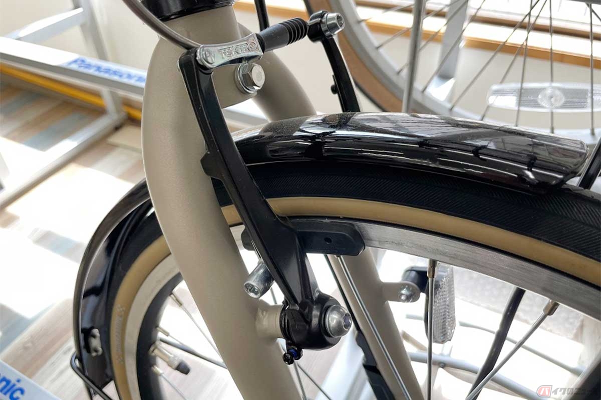 リム(車輪)をブレーキシューで強く挟むことで車輪の回転を止める「リムブレーキ」。リムやブレーキシューに油が付着するとブレーキの効きが悪くなるので注意