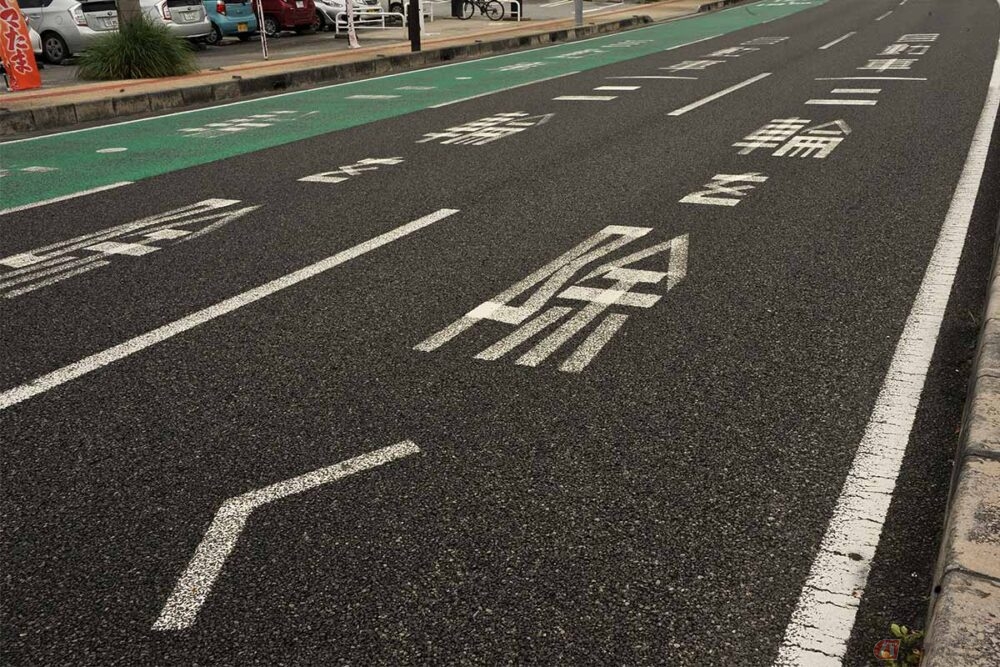 中央線側から見た路面標示。「二輪車を除く」の上に横一文字に白線があるのが分かるだろうか。これが「自動車（二輪車を除く）」の括弧の代わりになる路面標示だ。走りながらわかるはずもない
