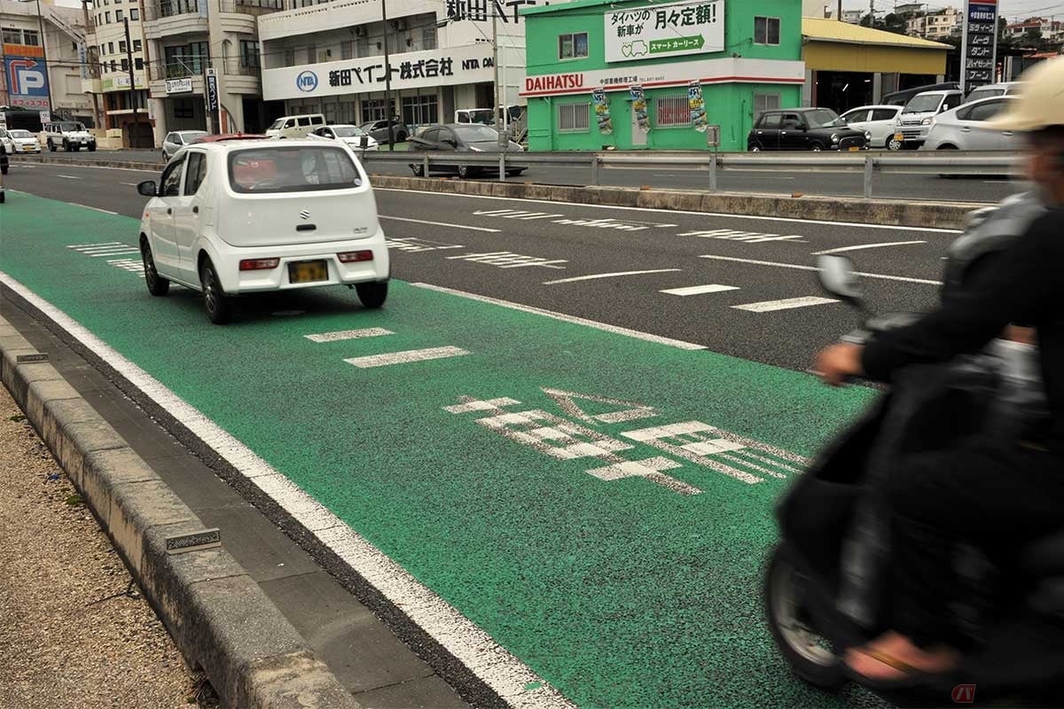 バイクは第1通行帯を走らなければならないが、四輪車はどこでも走ることができる。交差点付近で左折車を車線変更してのやり過ごすことは難しい。緑のカラー舗装はバス専用レーンになることを示している。バイクのためではない